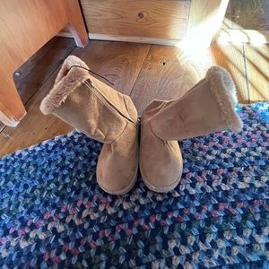 Little girl furry tan boots.